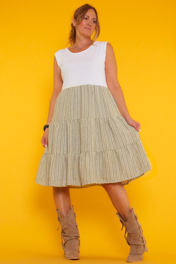 Un vestido corto sin mangas que se caracteriza por tener su diseño de raya diplomática. La parte superior del vestido es elástica.