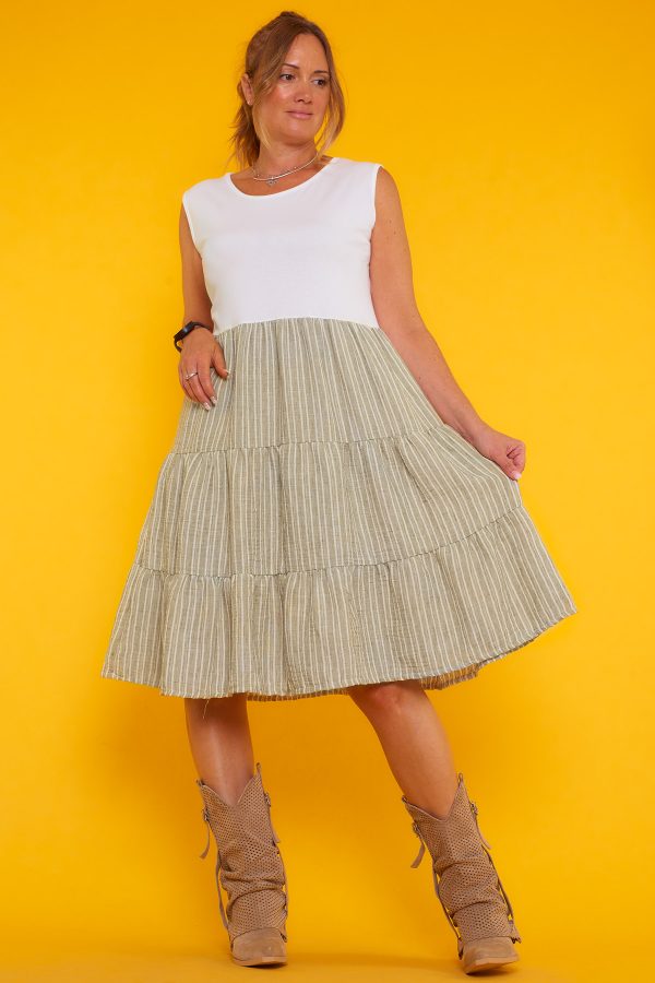 Un vestido corto sin mangas que se caracteriza por tener su diseño de raya diplomática. La parte superior del vestido es elástica.