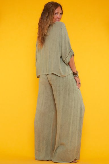 Conjunto compuesto por una blusa manga murciélago con corte japonés y un pantalón con nido de abeja. Ambos tienen tejido de bambula.