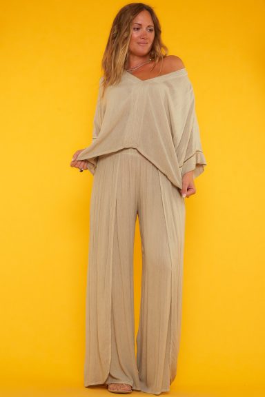 Conjunto compuesto por una blusa manga murciélago con corte japonés y un pantalón con nido de abeja. Ambos tienen tejido de bambula.