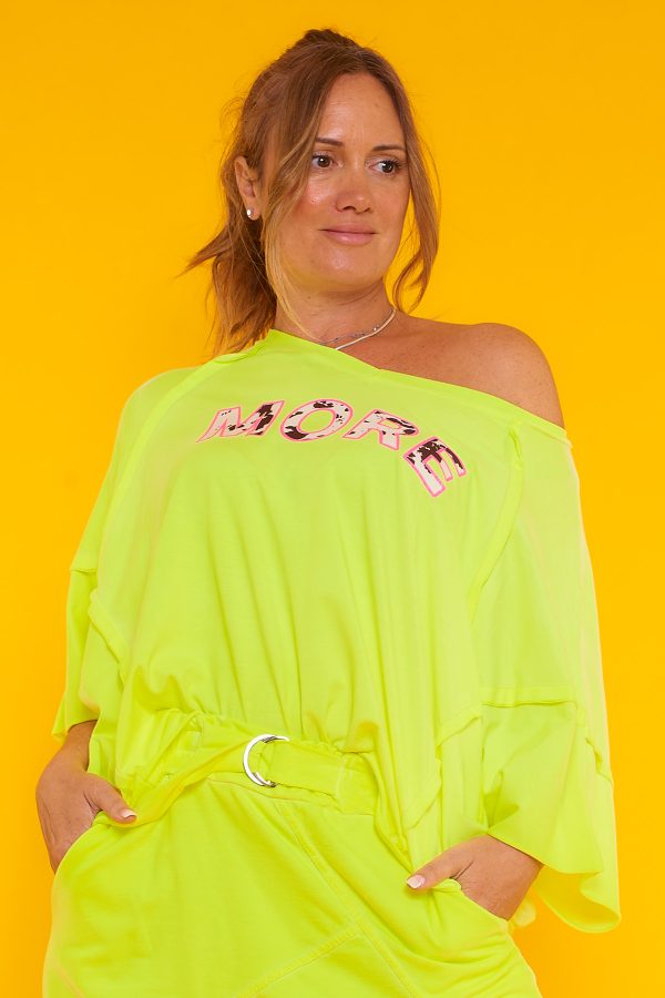 Una blusa elástica estilo oversize con escote en pico y manga murciélago. Tiene estampado y en algunas partes su tejido y tela expuesta.