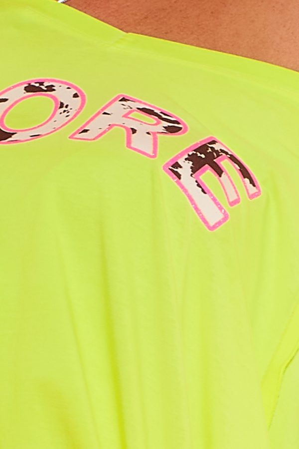 Una blusa elástica estilo oversize con escote en pico y manga murciélago. Tiene estampado y en algunas partes su tejido y tela expuesta.