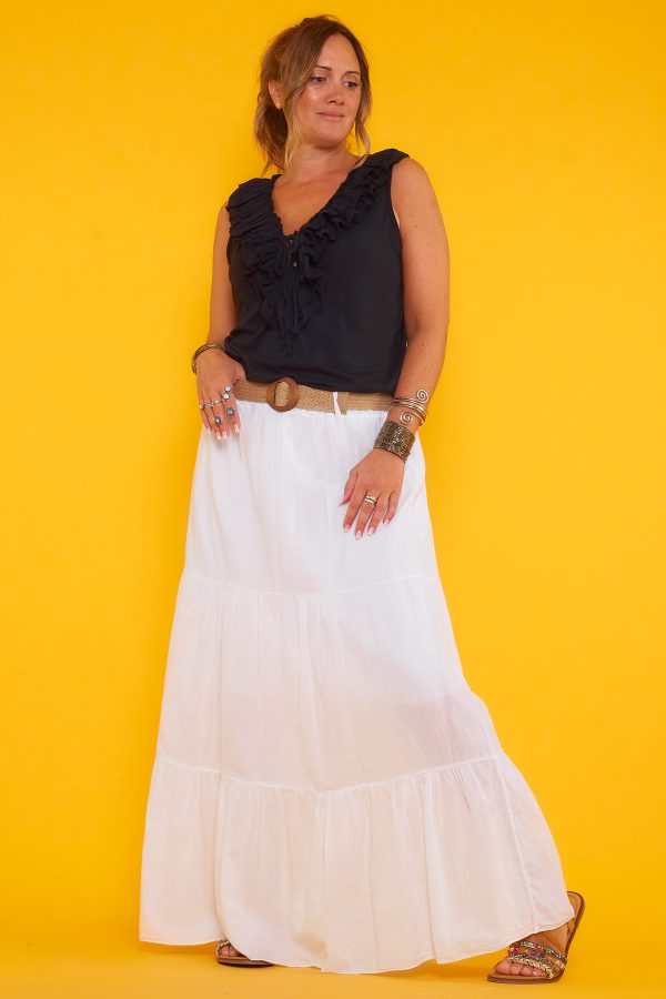 Una blusa elástica que no tiene mangas. Tiene escote en pico con volantes y cordones para hacer un nudo decorativo o ajustar a medida.