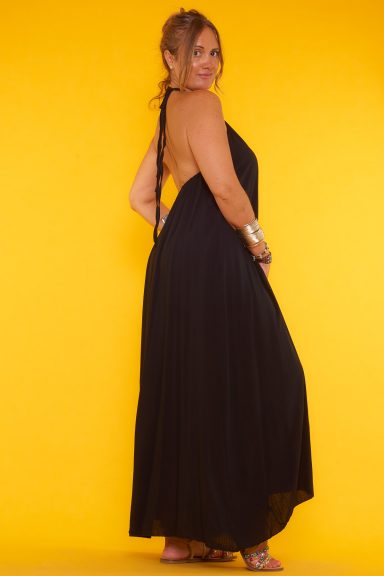 Un vestido largo que tiene un escote halter que se puede amarrar y regular por medio de cordones. Su borde trasero tiene una goma elástica.