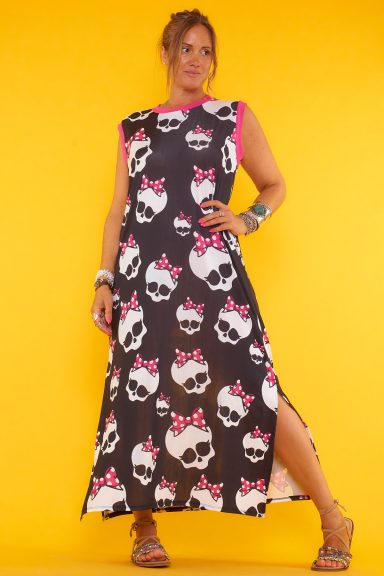 Un vestido largo de punto frío sin mangas que es elástico. Tiene aperturas decorativas y un estampado creativo que cubre toda la prenda.