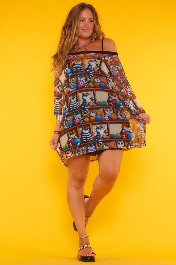 Una blusa elástica estampada semi transparente con manga murciélago que viene con una camiseta elástica de tirantes fijos incluida.