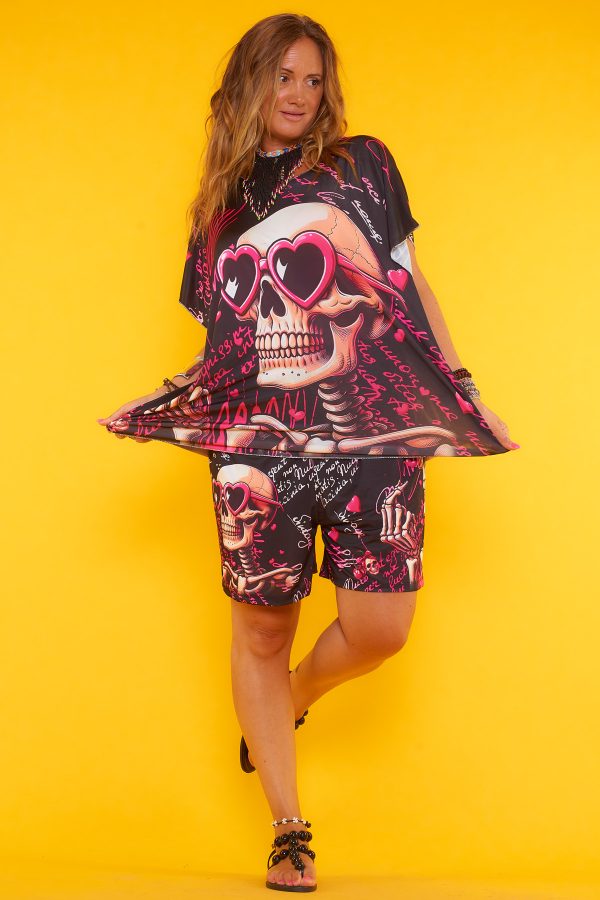 Un conjunto compuesto por una blusa y un pantalón corto. Ambas piezas están completamente estampadas, son de punto frío y son elásticas.