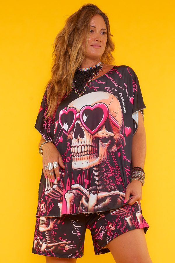 Un conjunto compuesto por una blusa y un pantalón corto. Ambas piezas están completamente estampadas, son de punto frío y son elásticas.