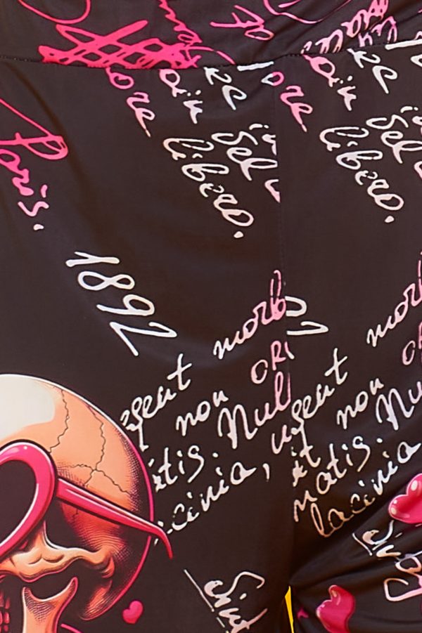 Un conjunto compuesto por una blusa y un pantalón corto. Ambas piezas están completamente estampadas, son de punto frío y son elásticas.