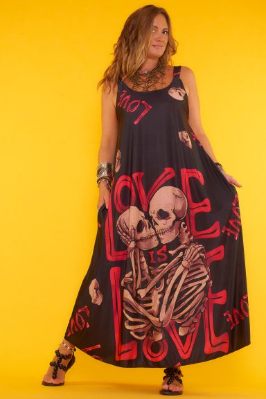 Un vestido largo estampado de punto frío que es elástico y que tiene tirantes fijos. La prenda tiene bolsillos.