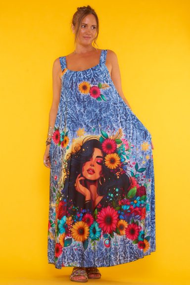 Un vestido elástico que es de punto frío y que tiene tirantes no regulables. Tiene un estampado que cubre toda la prenda y bolsillos.