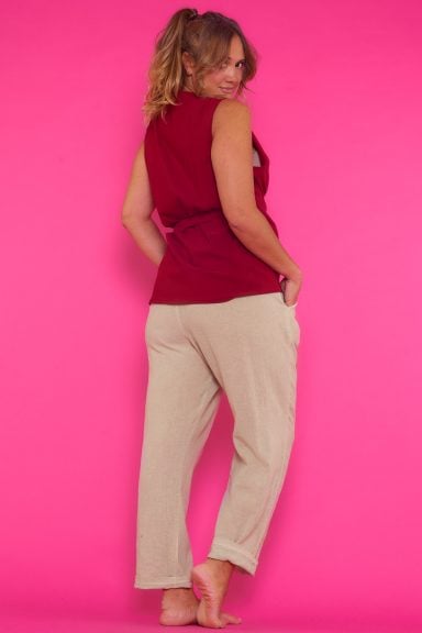 Una blusa elástica que es abierta y que tiene unas cintas para poder hacer un nudo estético y ajustado a medida en la parte frontal.