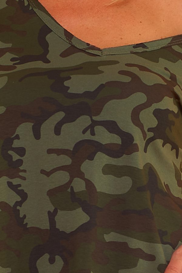Un vestido largo elástico que tiene manga corta y escote en pico. Tiene una apertura decorativa en uno de sus laterales y estampado militar.