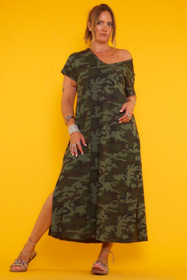 Un vestido largo elástico que tiene manga corta y escote en pico. Tiene una apertura decorativa en uno de sus laterales y estampado militar.