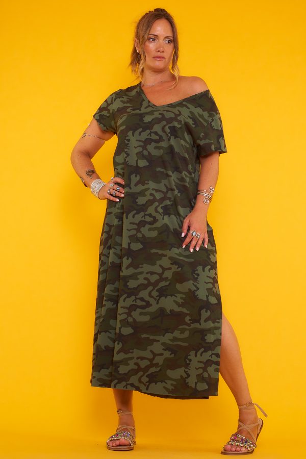 Un vestido largo elástico que tiene manga corta y escote en pico. Tiene una apertura decorativa en uno de sus laterales y estampado militar.