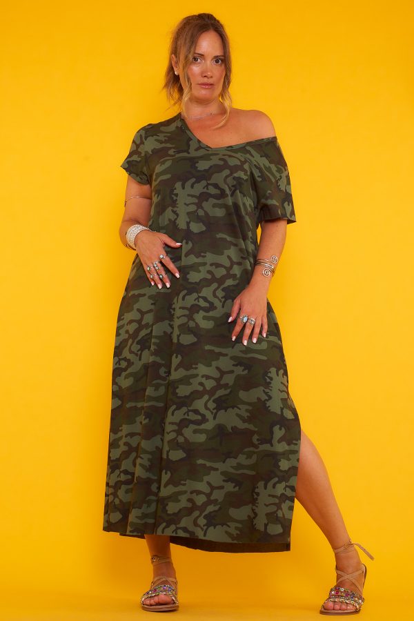 Un vestido largo elástico que tiene manga corta y escote en pico. Tiene una apertura decorativa en uno de sus laterales y estampado militar.