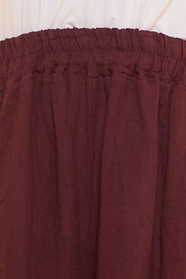 Un pantalón de pierna ancha que tiene dos bolsillos laterales y una goma elástica en la cintura. Tiene aperturas decorativas en sus laterales.