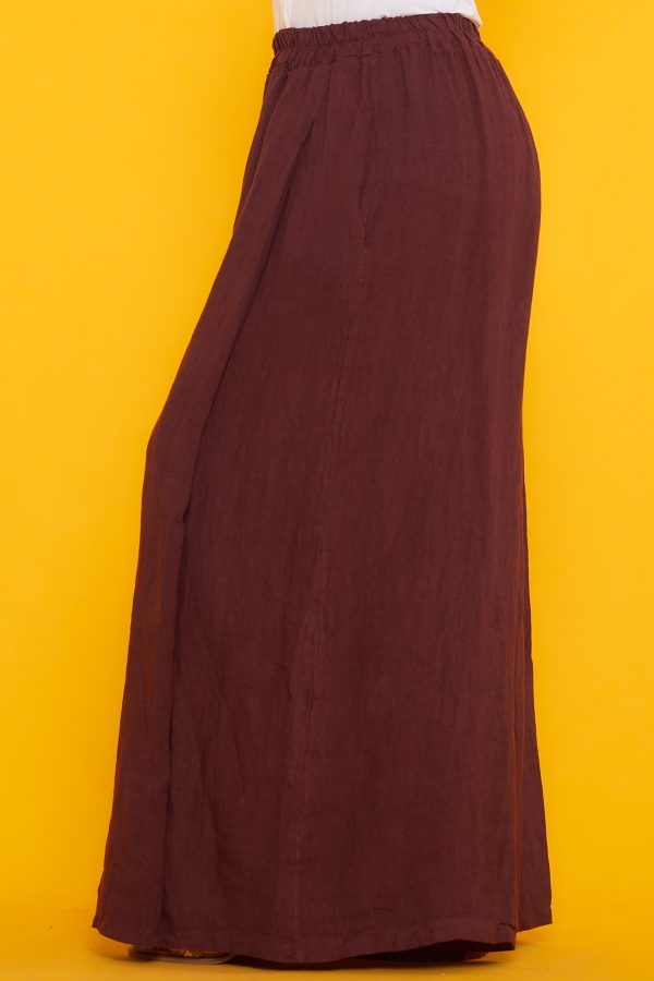 Un pantalón de pierna ancha que tiene dos bolsillos laterales y una goma elástica en la cintura. Tiene aperturas decorativas en sus laterales.