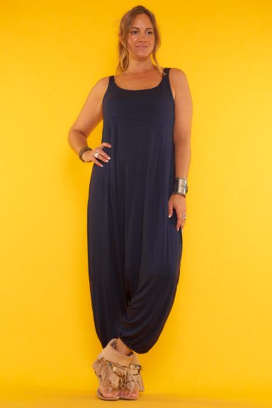 Mono de tejido elástico con tirante ancho. Trae escote redondo y pantalón estilo bombacho con elástico en los tobillos.