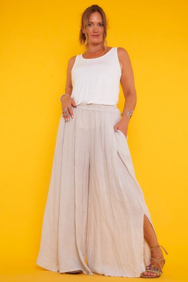 Camiseta Sin Mangas Helga Una camiseta elástica sin mangas que tiene como característica principal un moño decorativo en la parte trasera.