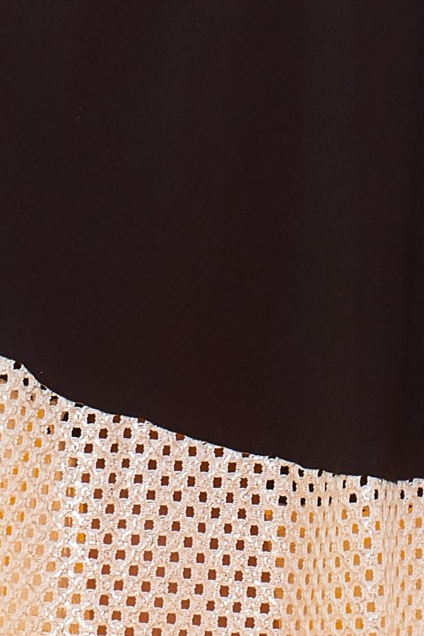 Un vestido largo sin mangas que se caracteriza por sus detalles en la parte inferior de orificios con sus bordes en color dorado brillante.
