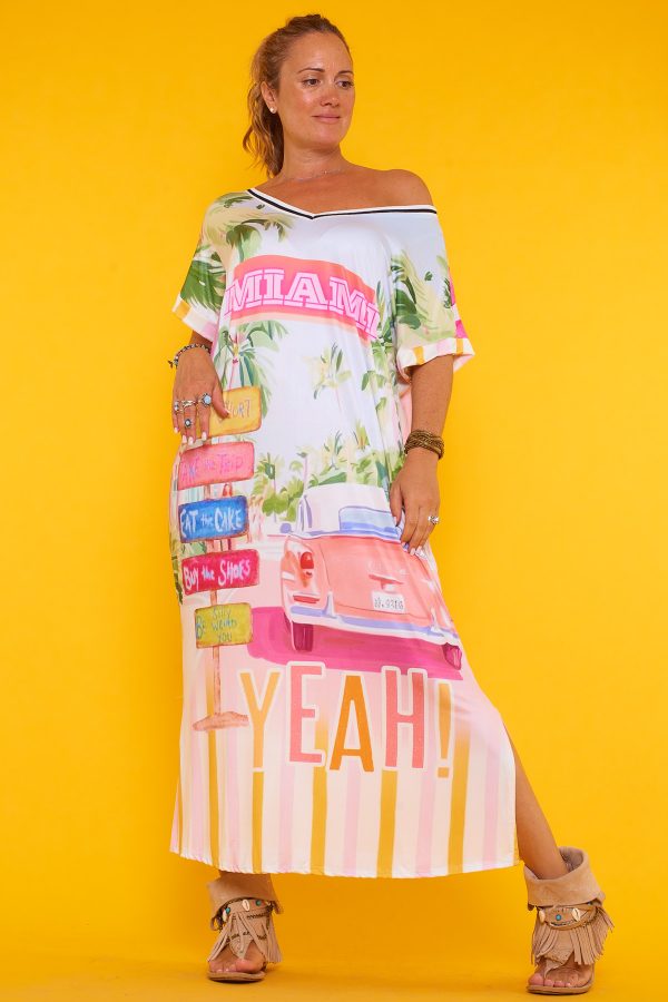 Un vestido elástico que tiene escote en pico, manga corta, es de punto frío y su estampado cubre toda la prenda.