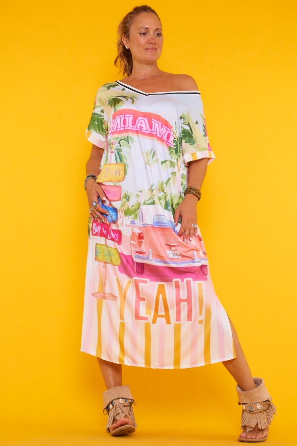 Un vestido elástico que tiene escote en pico, manga corta, es de punto frío y su estampado cubre toda la prenda.