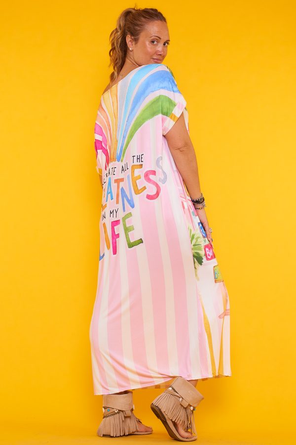 Un vestido elástico que tiene escote en pico, manga corta, es de punto frío y su estampado cubre toda la prenda.