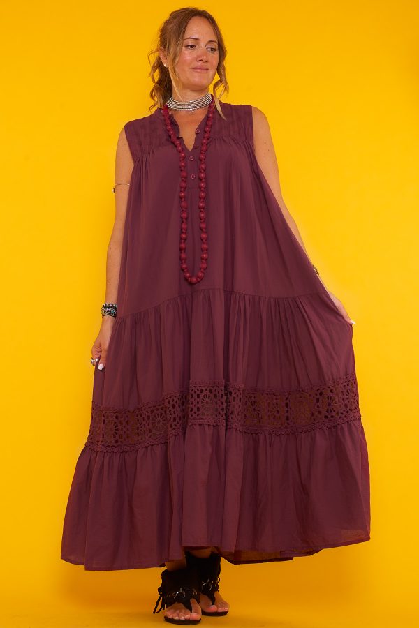 Un vestido largo sin mangas que tiene un escote en pico con botones para poder regular la apertura de este. Su tejido es muy suave y ligero.