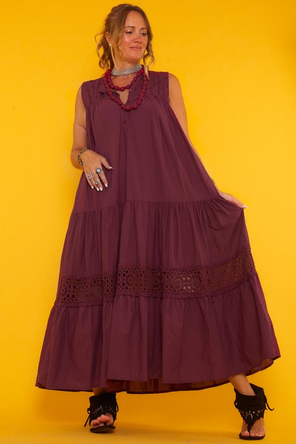Un vestido largo sin mangas que tiene un escote en pico con botones para poder regular la apertura de este. Su tejido es muy suave y ligero.