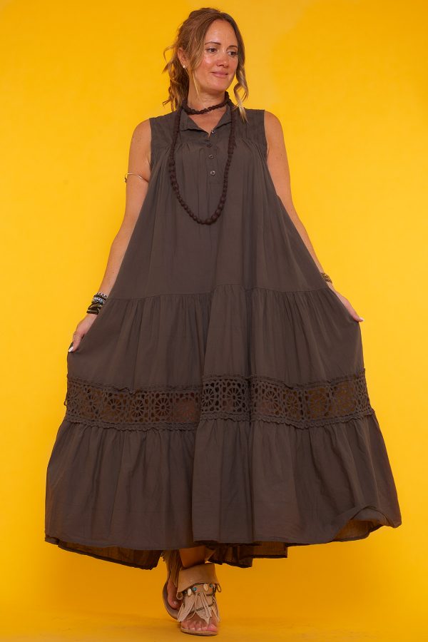 Un vestido largo sin mangas que tiene un escote en pico con botones para poder regular la apertura de este. Su tejido es muy suave y ligero.