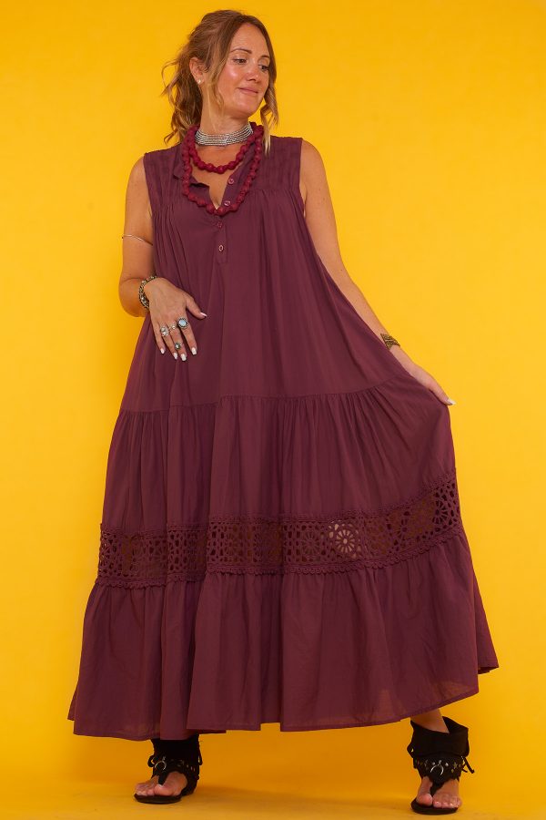 Un vestido largo sin mangas que tiene un escote en pico con botones para poder regular la apertura de este. Su tejido es muy suave y ligero.