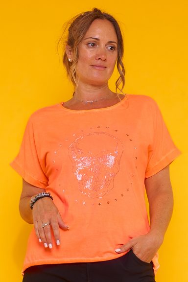 Una camiseta manga corta que es elástica y que tiene un corte asimétrico. Su diseño está hecho y formado por strass. 