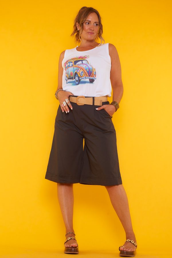 Una camiseta elástica sin mangas que tiene un estampado en su parte frontal con detalles de pequeños strass esparcidos en el diseño.