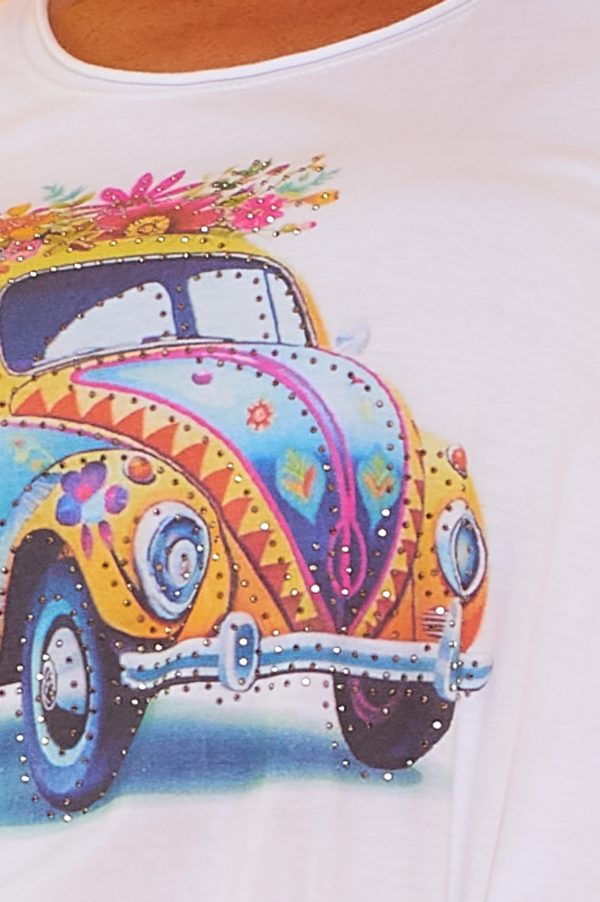 Una camiseta elástica sin mangas que tiene un estampado en su parte frontal con detalles de pequeños strass esparcidos en el diseño.