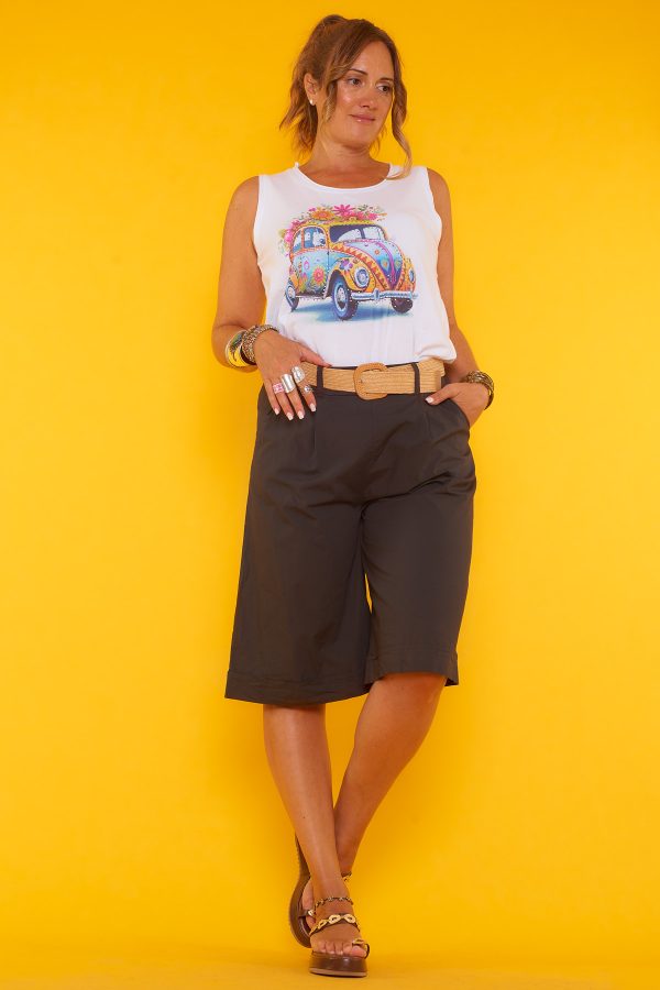Una camiseta elástica sin mangas que tiene un estampado en su parte frontal con detalles de pequeños strass esparcidos en el diseño.