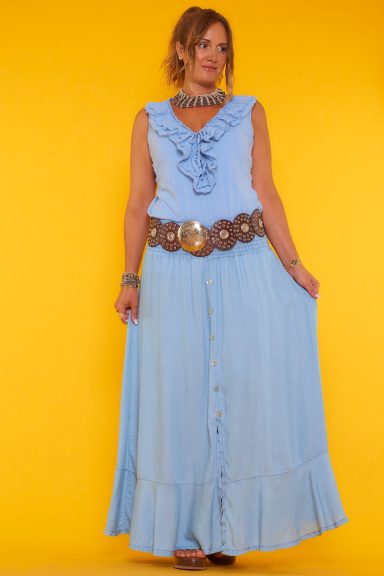 Una blusa elástica que no tiene mangas. Tiene escote en pico con volantes y cordones para hacer un nudo decorativo o ajustar a medida.