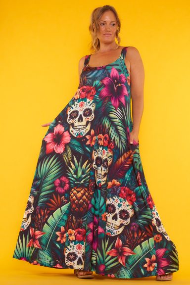 Un vestido elástico que es de punto frío y que tiene tirantes no regulables. Tiene un estampado que cubre toda la prenda y bolsillos.