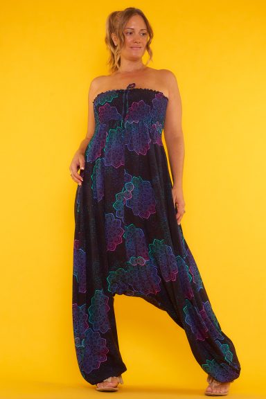 Una prenda estilo baggy estampada que se puede usar como mono o como pantalón. Nido de abeja en la parte superior y bolsillos laterales.