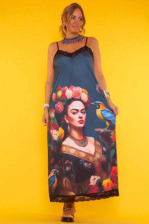 Un vestido elástico estampado de punto frío que tiene tirantes regulables y una goma elástica en el borde superior trasero.