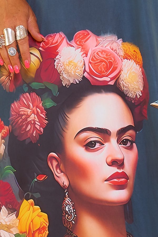 Un vestido elástico estampado de punto frío que tiene tirantes regulables y una goma elástica en el borde superior trasero.