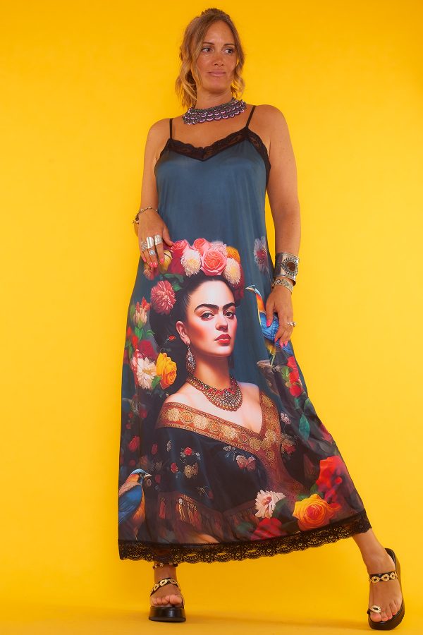 Un vestido elástico estampado de punto frío que tiene tirantes regulables y una goma elástica en el borde superior trasero.