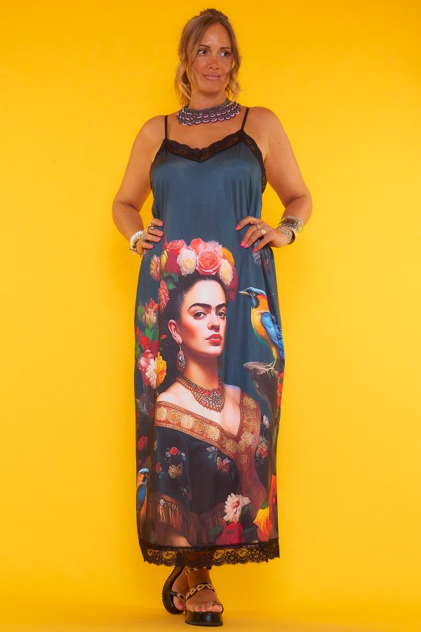 Un vestido elástico estampado de punto frío que tiene tirantes regulables y una goma elástica en el borde superior trasero.