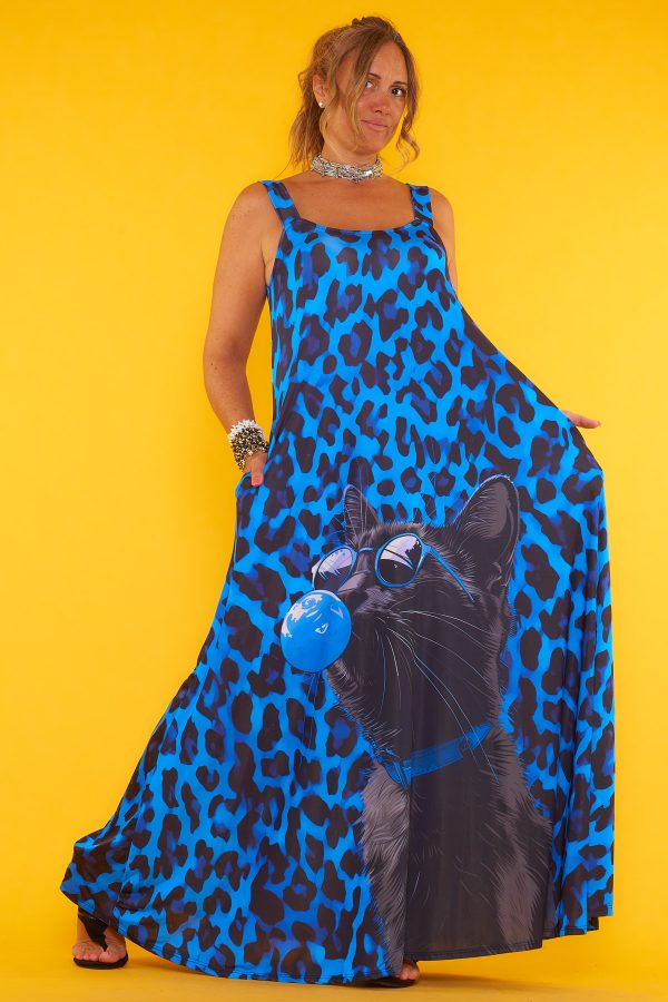 Un vestido elástico que es de punto frío y que tiene tirantes no regulables. Tiene un estampado que cubre toda la prenda y bolsillos.