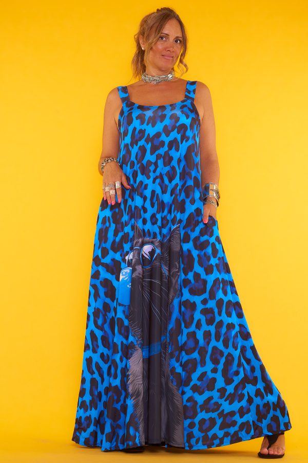 Un vestido elástico que es de punto frío y que tiene tirantes no regulables. Tiene un estampado que cubre toda la prenda y bolsillos.