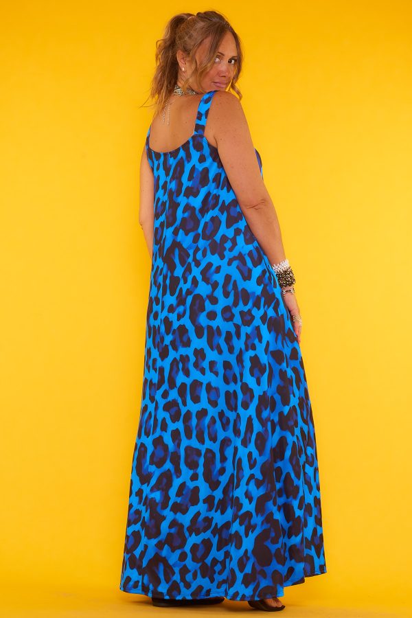 Un vestido elástico que es de punto frío y que tiene tirantes no regulables. Tiene un estampado que cubre toda la prenda y bolsillos.