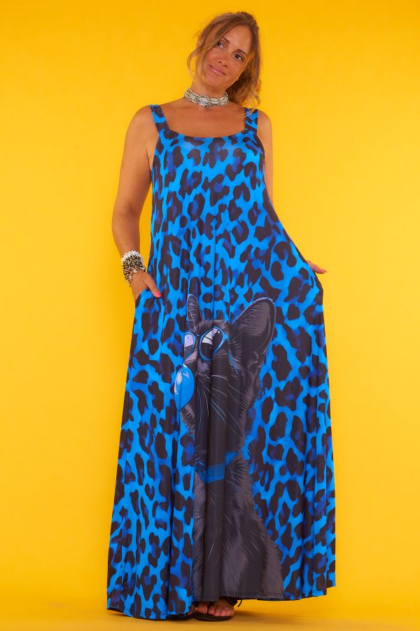 Un vestido elástico que es de punto frío y que tiene tirantes no regulables. Tiene un estampado que cubre toda la prenda y bolsillos.
