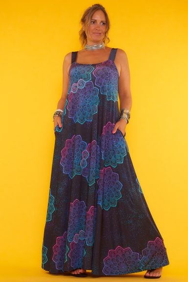 Un vestido elástico que es de punto frío y que tiene tirantes no regulables. Tiene un estampado que cubre toda la prenda y bolsillos.