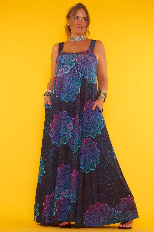 Un vestido elástico que es de punto frío y que tiene tirantes no regulables. Tiene un estampado que cubre toda la prenda y bolsillos.