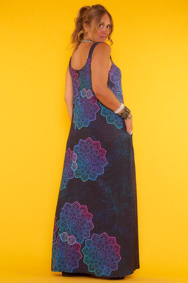 Un vestido elástico que es de punto frío y que tiene tirantes no regulables. Tiene un estampado que cubre toda la prenda y bolsillos.